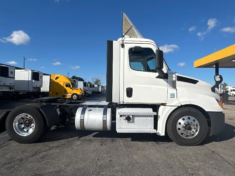 2020 Freightliner Cascadia in La Porte, IN — photo 8