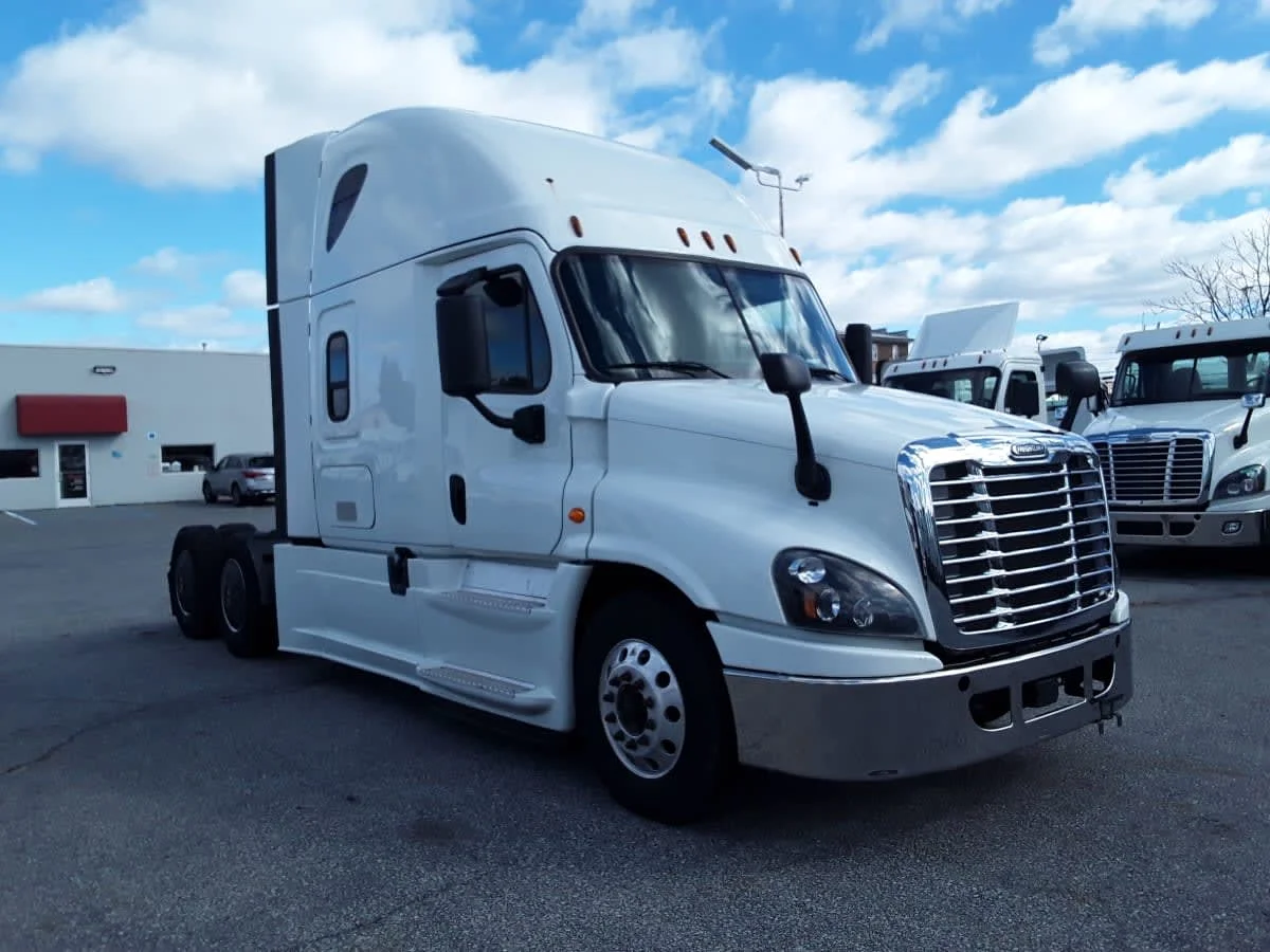 2019 Freightliner Cascadia - image 3