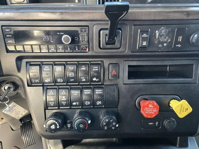 2023 International LT - image 15