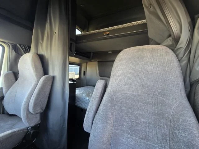 2023 International LT - image 9