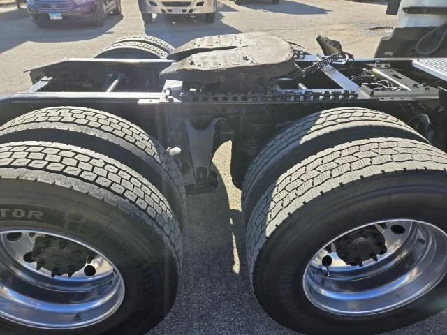 2023 International LT - image 21