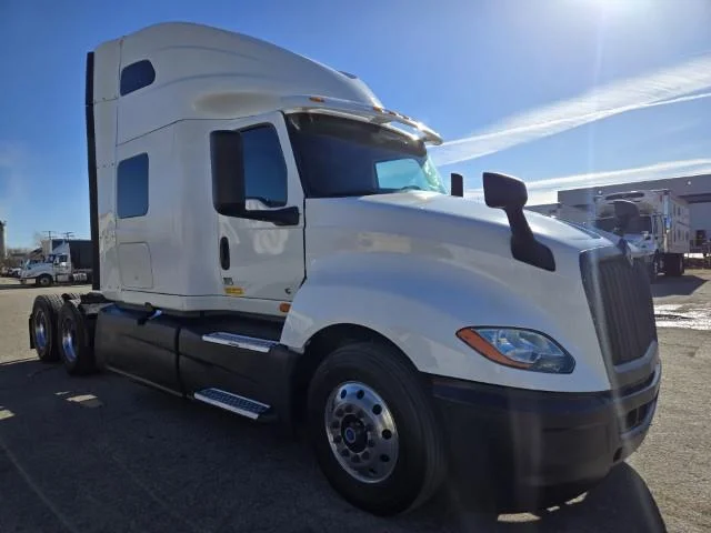 2023 International LT - image 4