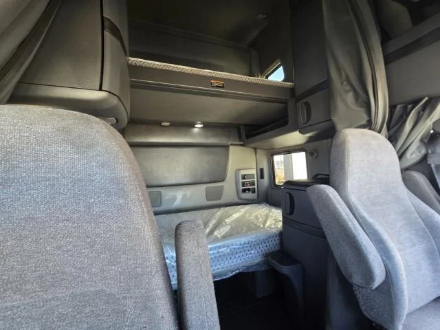 2023 International LT - image 10