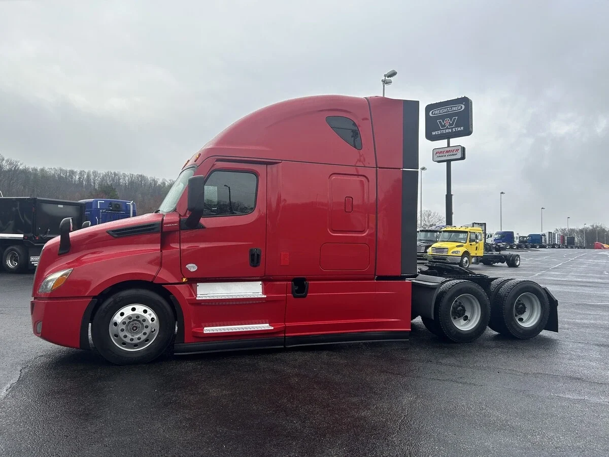 2022 Freightliner Cascadia in Knoxville, TN — photo 2