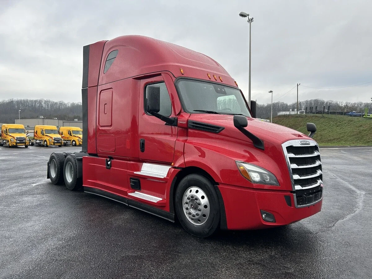 2022 Freightliner Cascadia in Knoxville, TN — photo 8