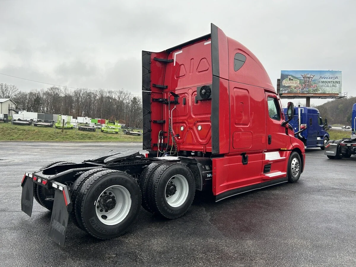 2022 Freightliner Cascadia in Knoxville, TN — photo 5