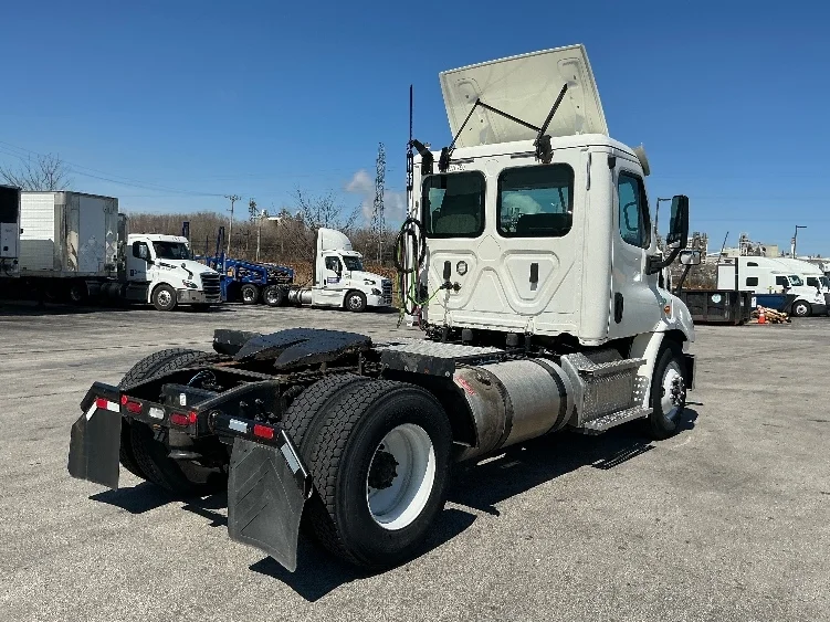 2020 Freightliner Cascadia in La Porte, IN — photo 7
