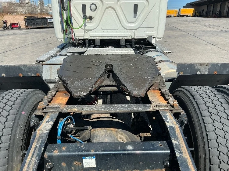 2020 Freightliner Cascadia in La Porte, IN — photo 6