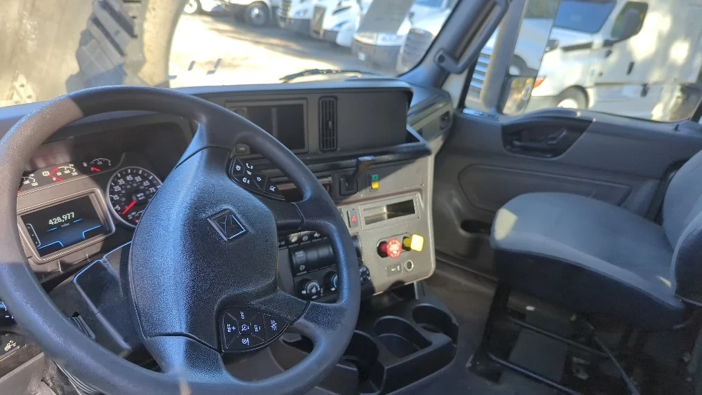 2019 International LT - image 10