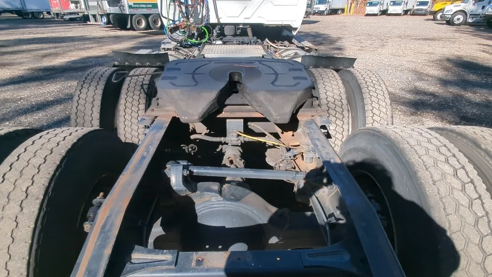 2019 International LT - image 6