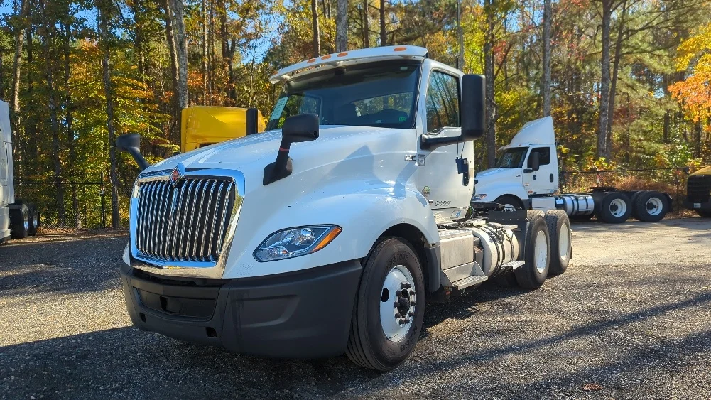 2019 International LT - image 3