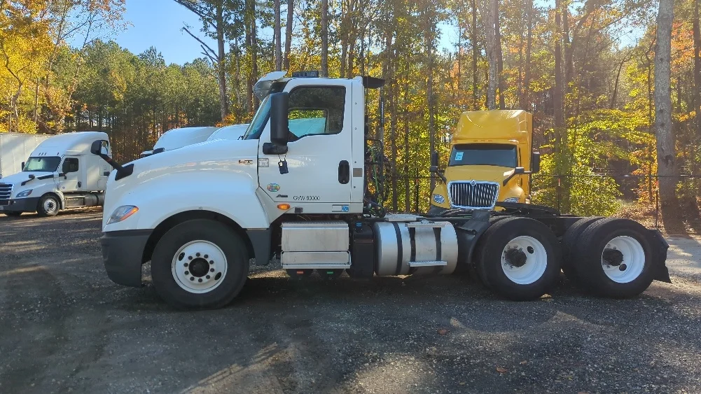 2019 International LT - image 4