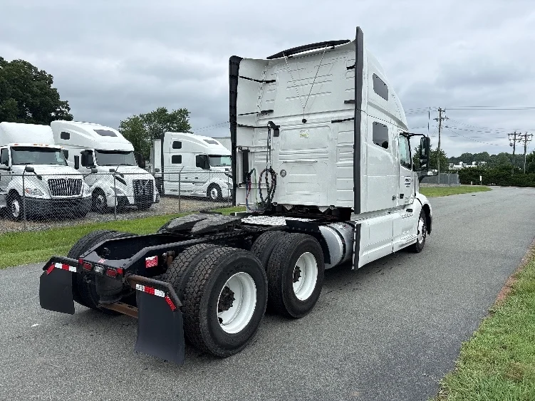 2022 Volvo VNL 760 in Melrose Park, IL — photo 7