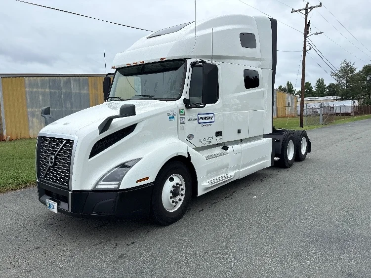 2022 Volvo VNL 760 in Melrose Park, IL — photo 3