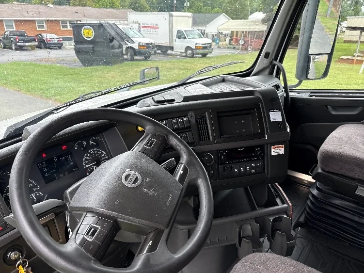 2022 Volvo VNL 760 in Melrose Park, IL — photo 10