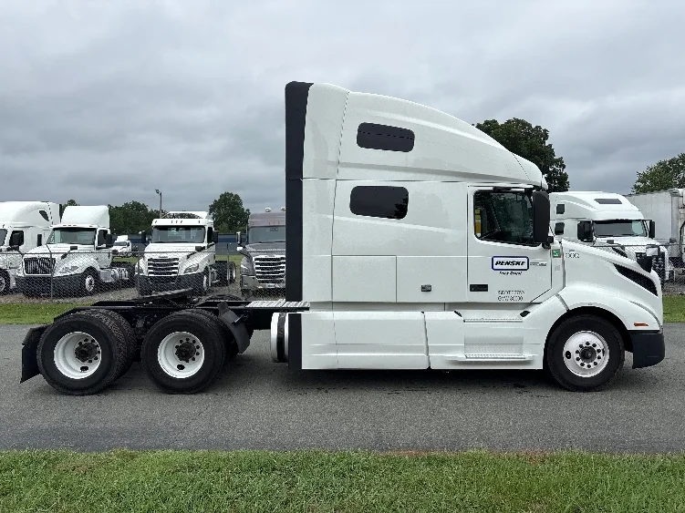 2022 Volvo VNL 760 in Melrose Park, IL — photo 8