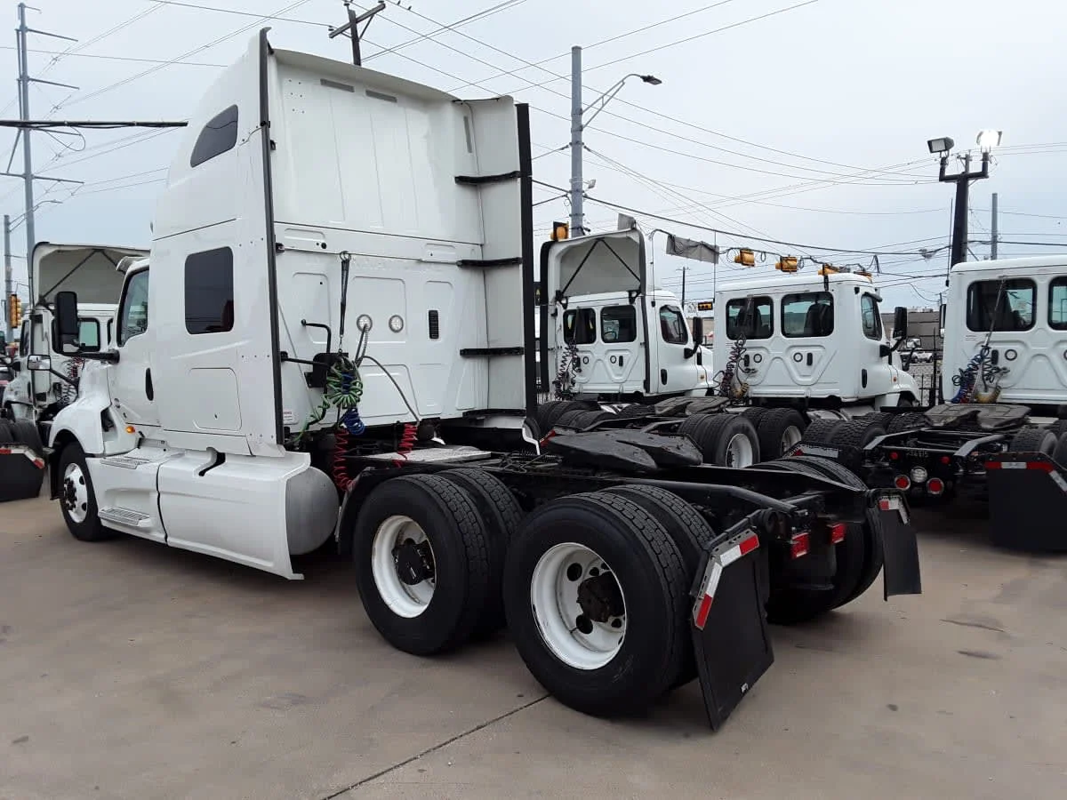 2019 International LT - image 6