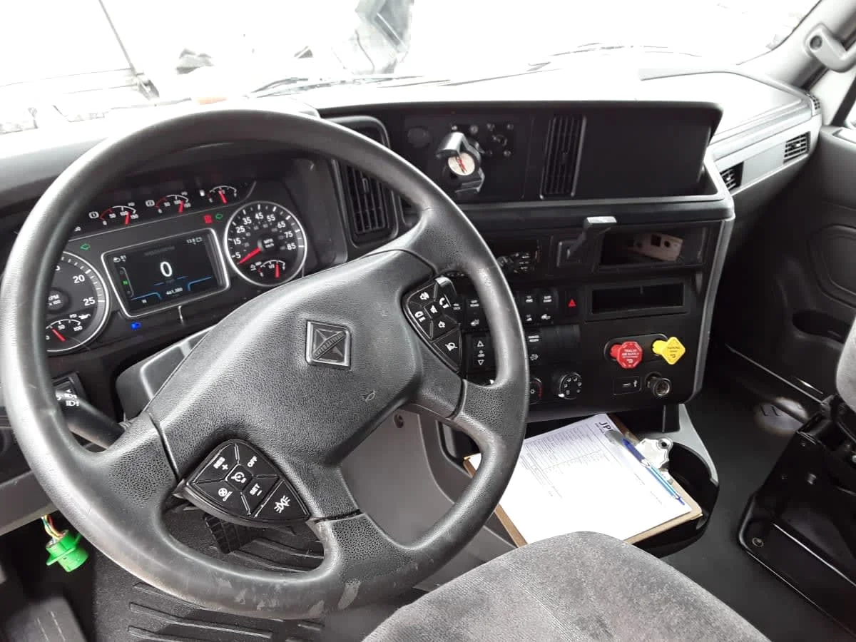 2019 International LT - image 7