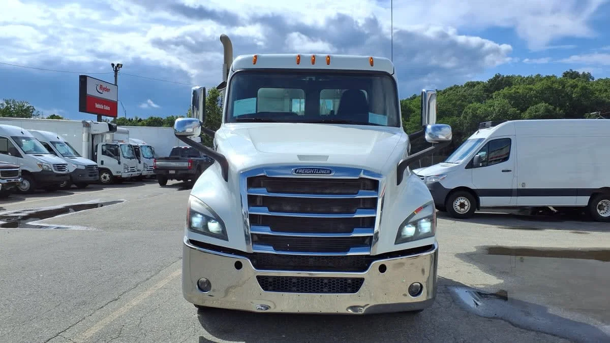 2019 Freightliner Cascadia in Salisbury, MA — photo 2