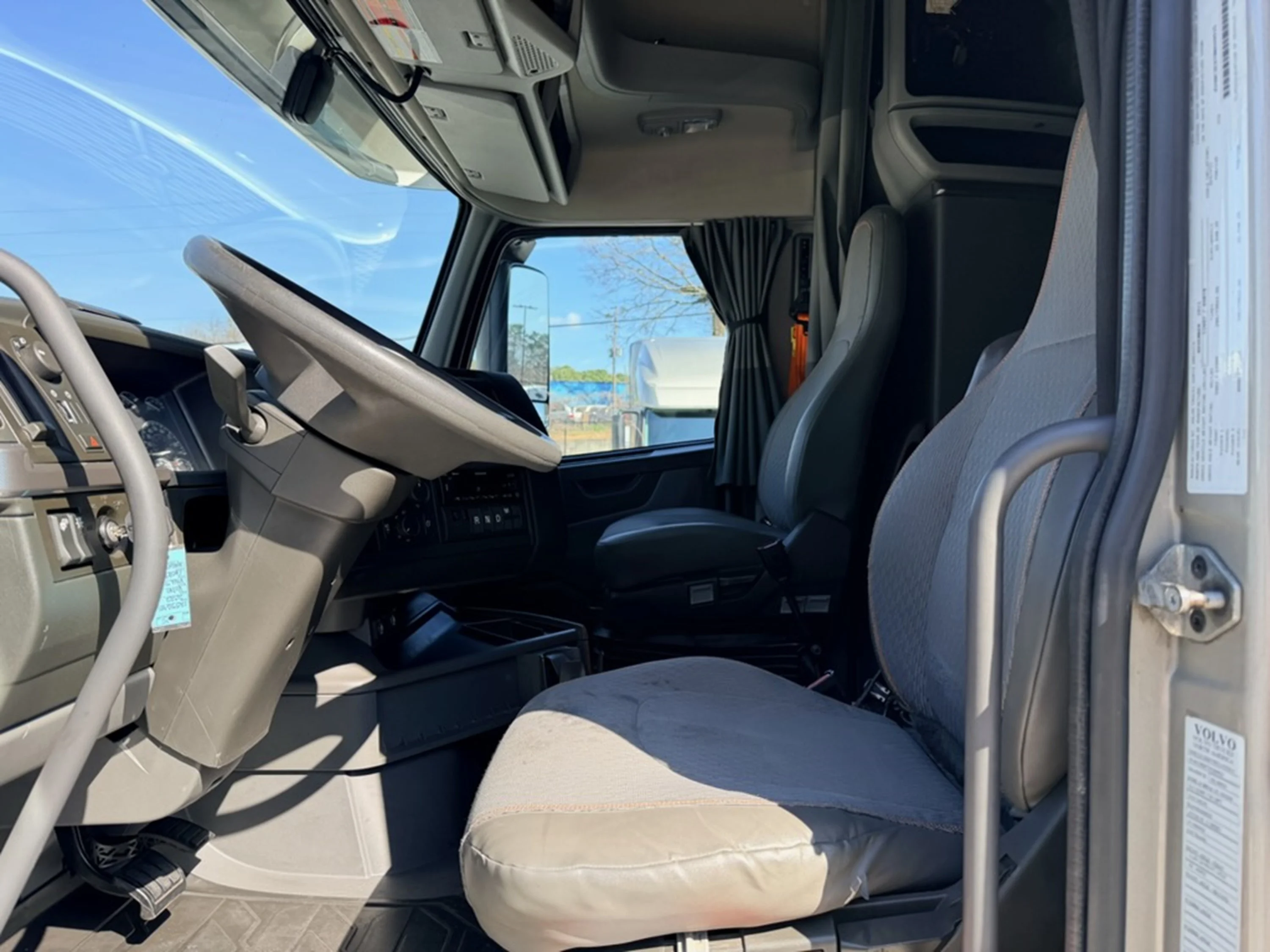 2022 Volvo VNL 760 - image 7