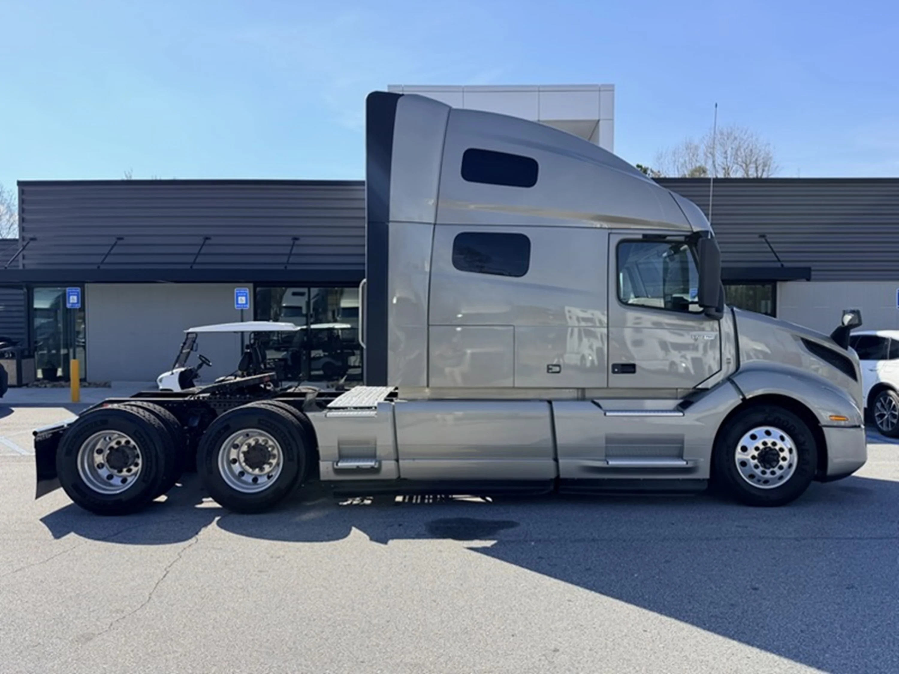 2022 Volvo VNL 760 - image 2