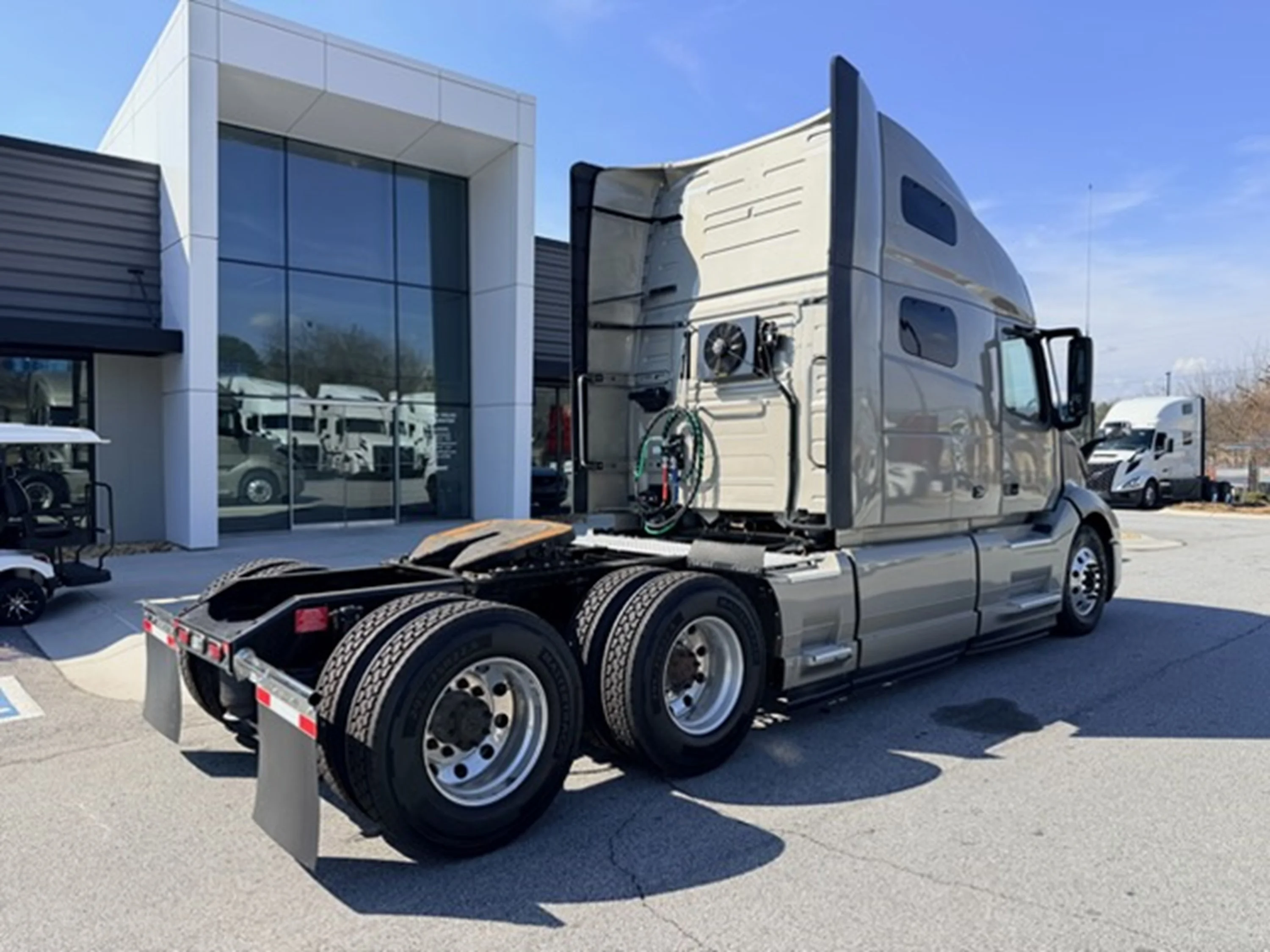 2022 Volvo VNL 760 - image 3