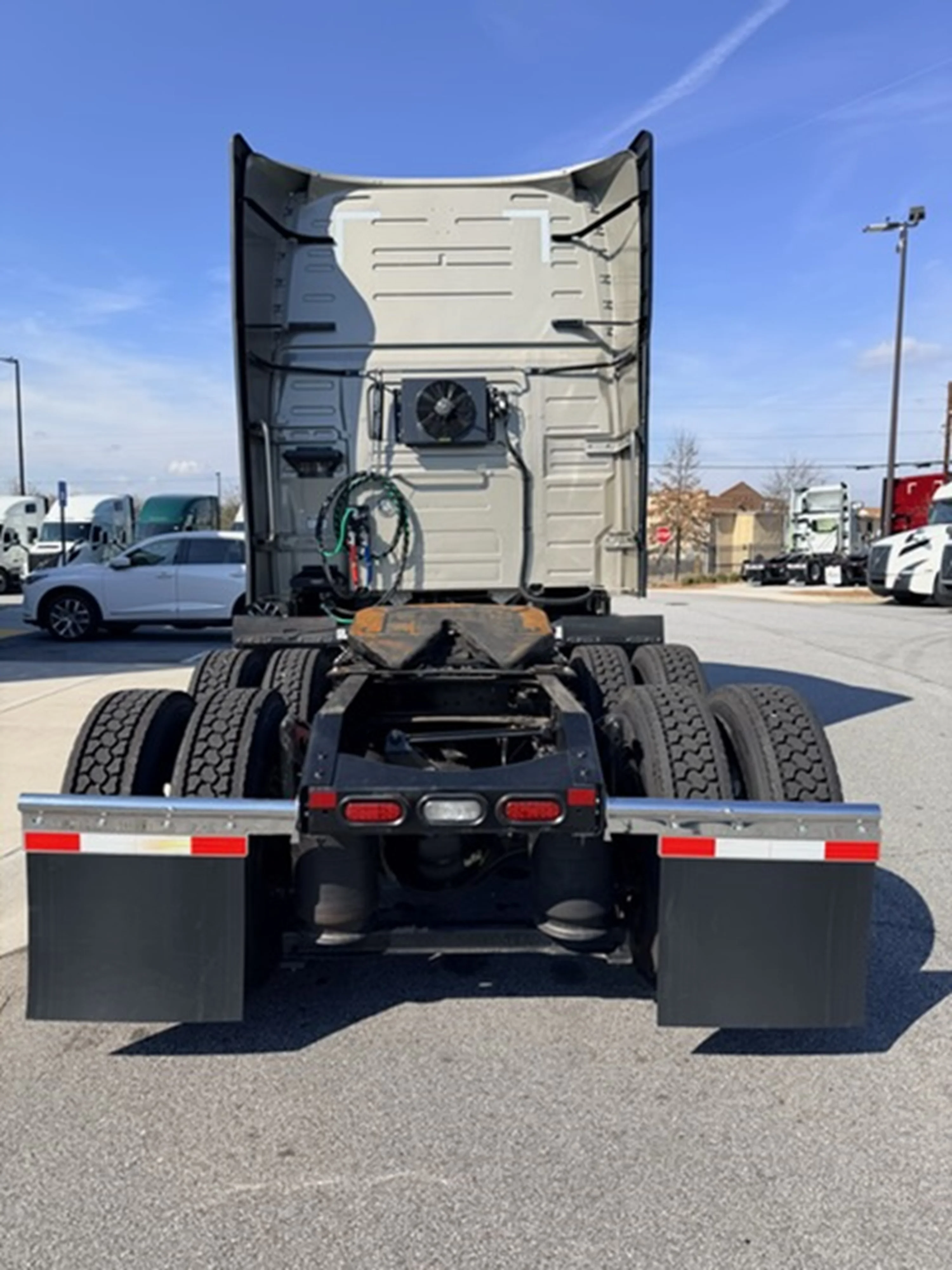 2022 Volvo VNL 760 - image 4