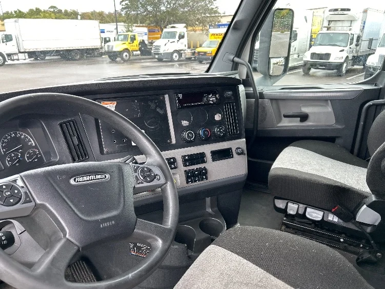 2022 Freightliner Cascadia - image 10