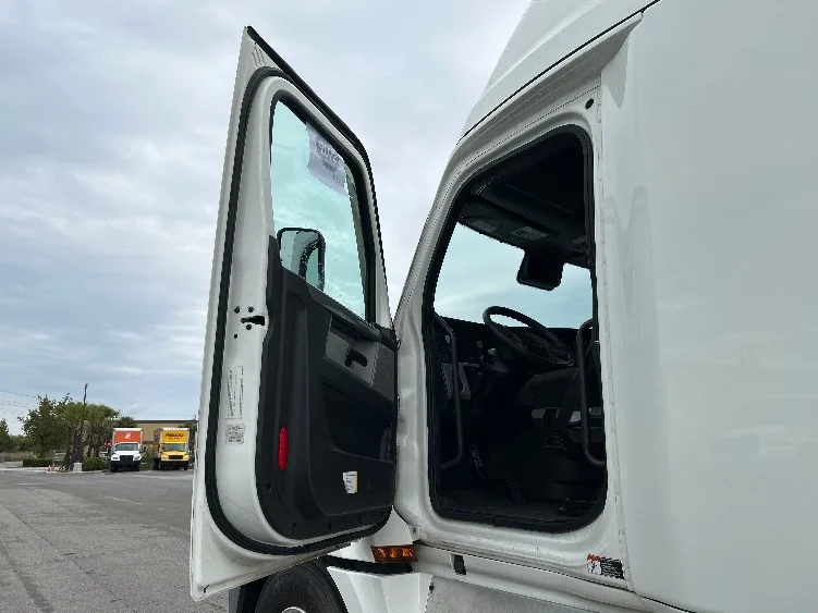 2022 Freightliner Cascadia - image 9