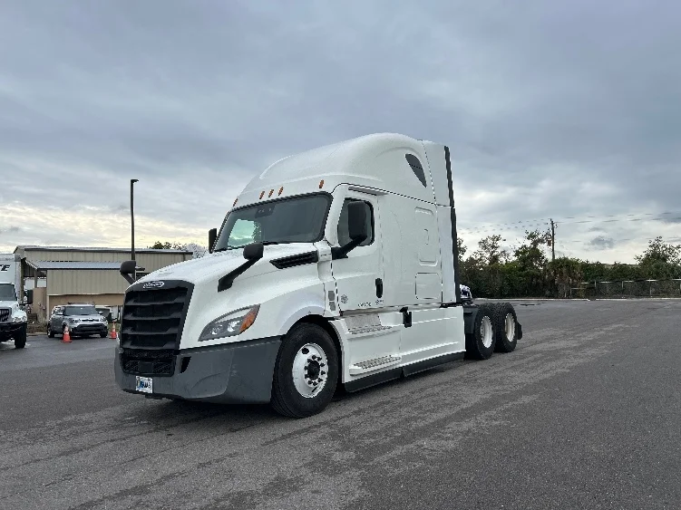 2022 Freightliner Cascadia - image 3