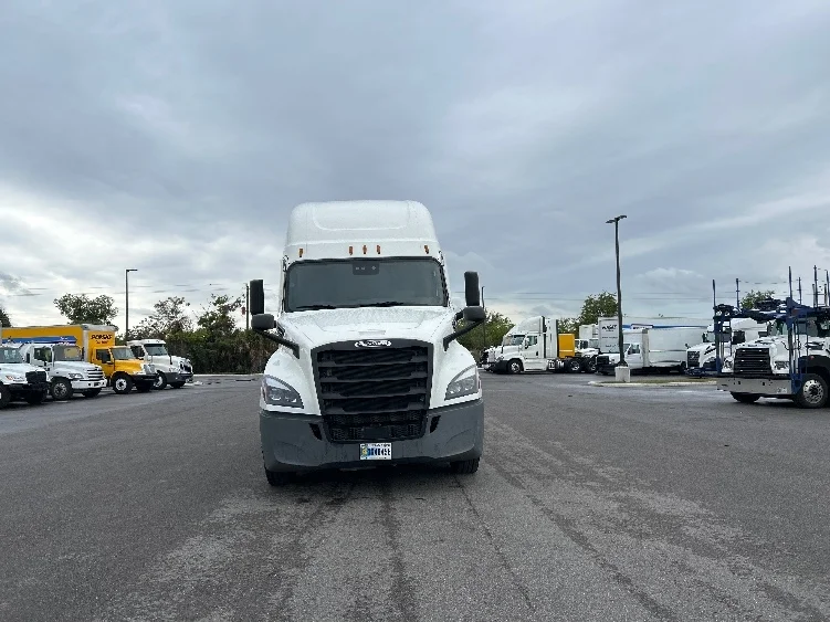 2022 Freightliner Cascadia - image 2