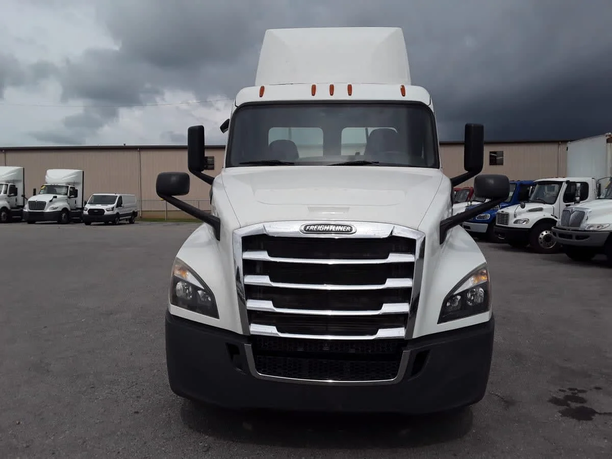 2020 Freightliner Cascadia in La Vergne, TN — photo 2