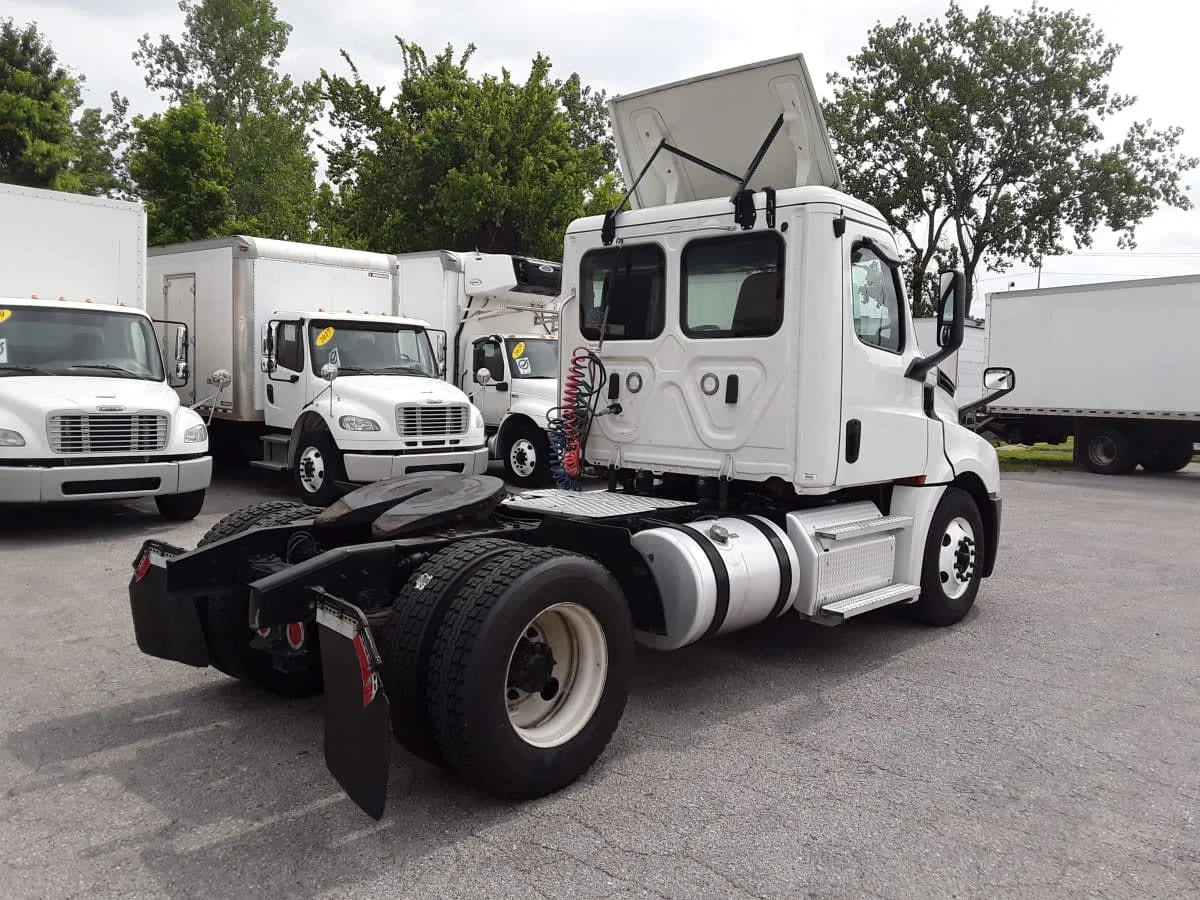 2020 Freightliner Cascadia in La Vergne, TN — photo 4
