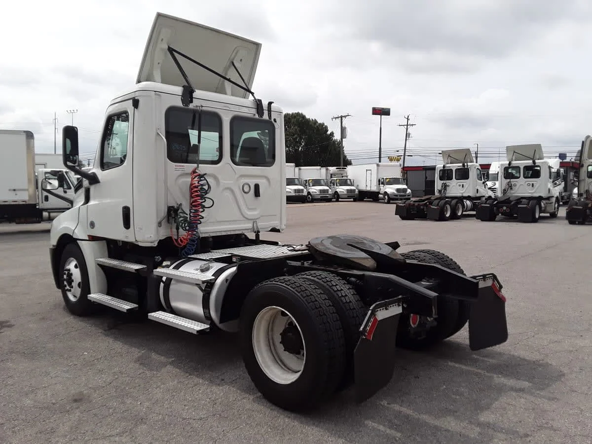 2020 Freightliner Cascadia in La Vergne, TN — photo 6