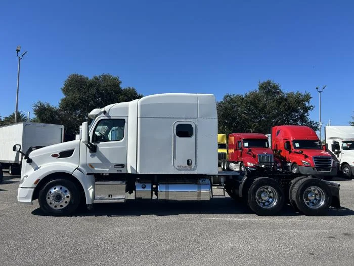 2022 Peterbilt 579 - image 4