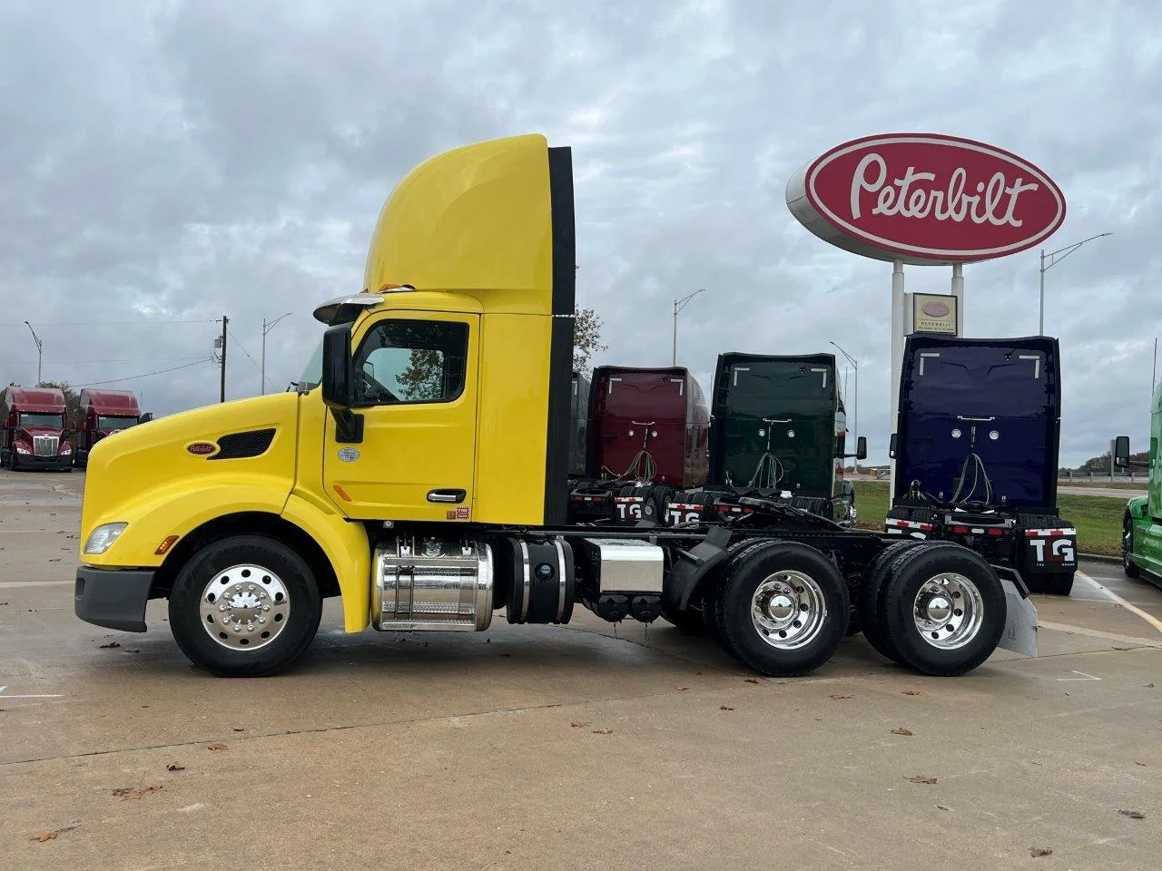 2021 Peterbilt 579 - image 2
