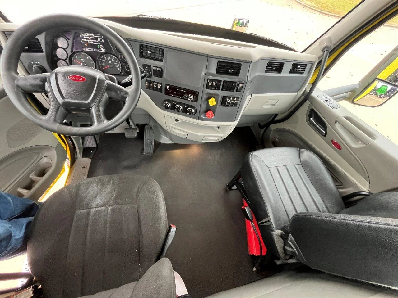 2021 Peterbilt 579 - image 12