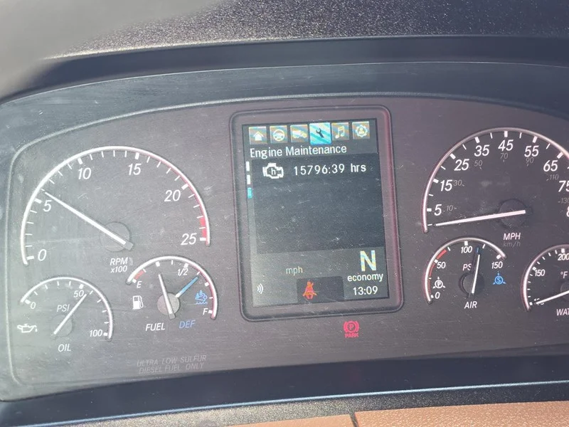 2021 Freightliner Cascadia in Fresno, CA — photo 10