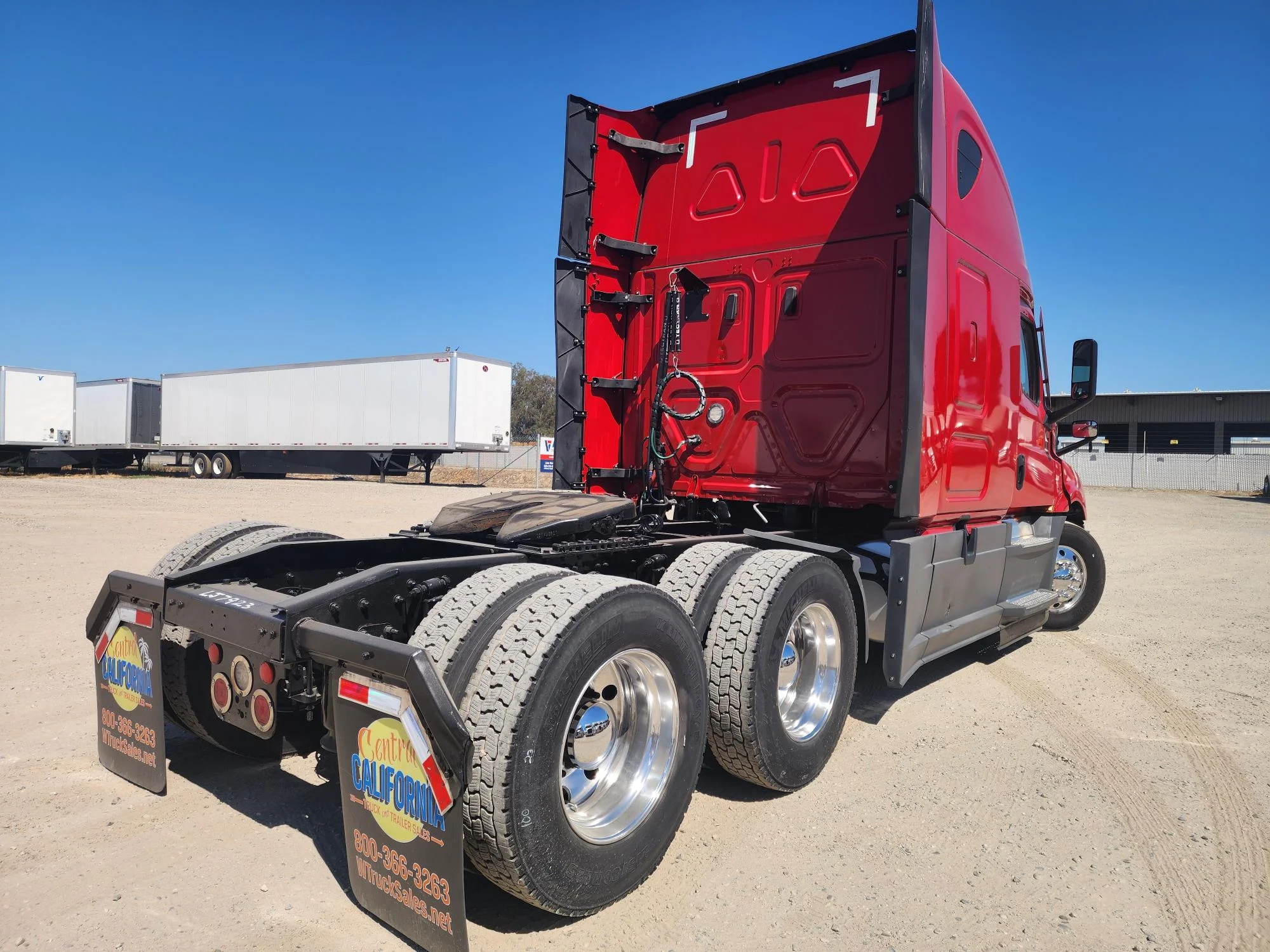2021 Freightliner Cascadia in Fresno, CA — photo 4