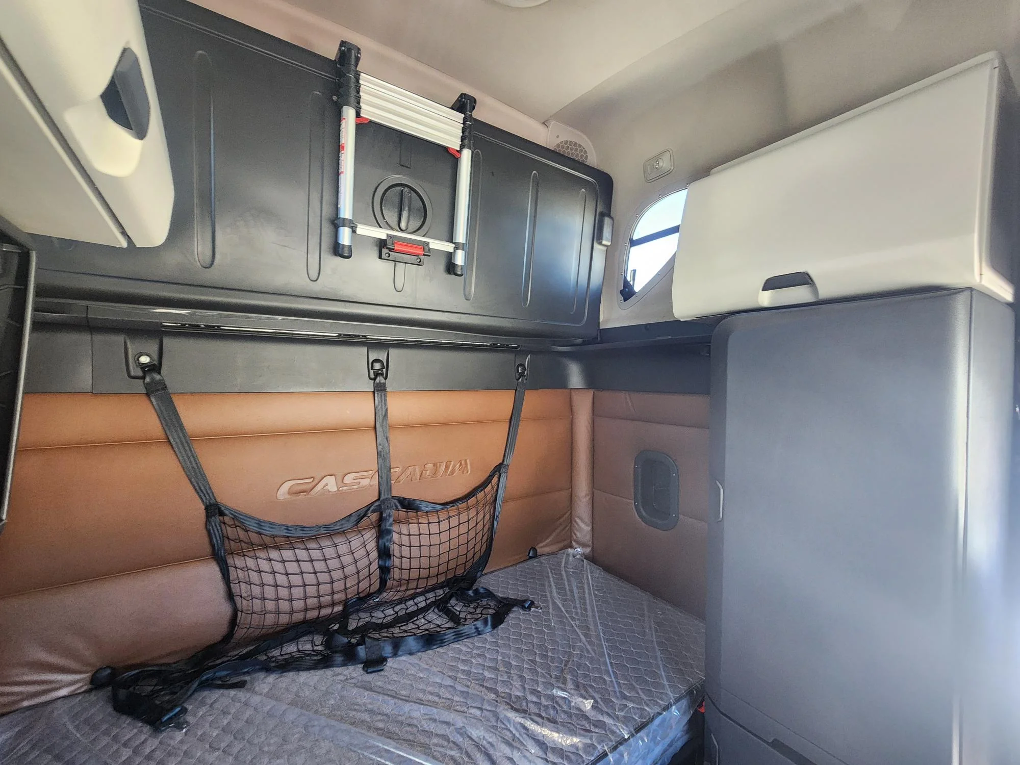 2021 Freightliner Cascadia in Fresno, CA — photo 6