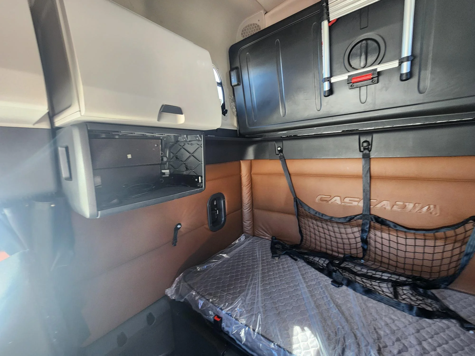 2021 Freightliner Cascadia in Fresno, CA — photo 5