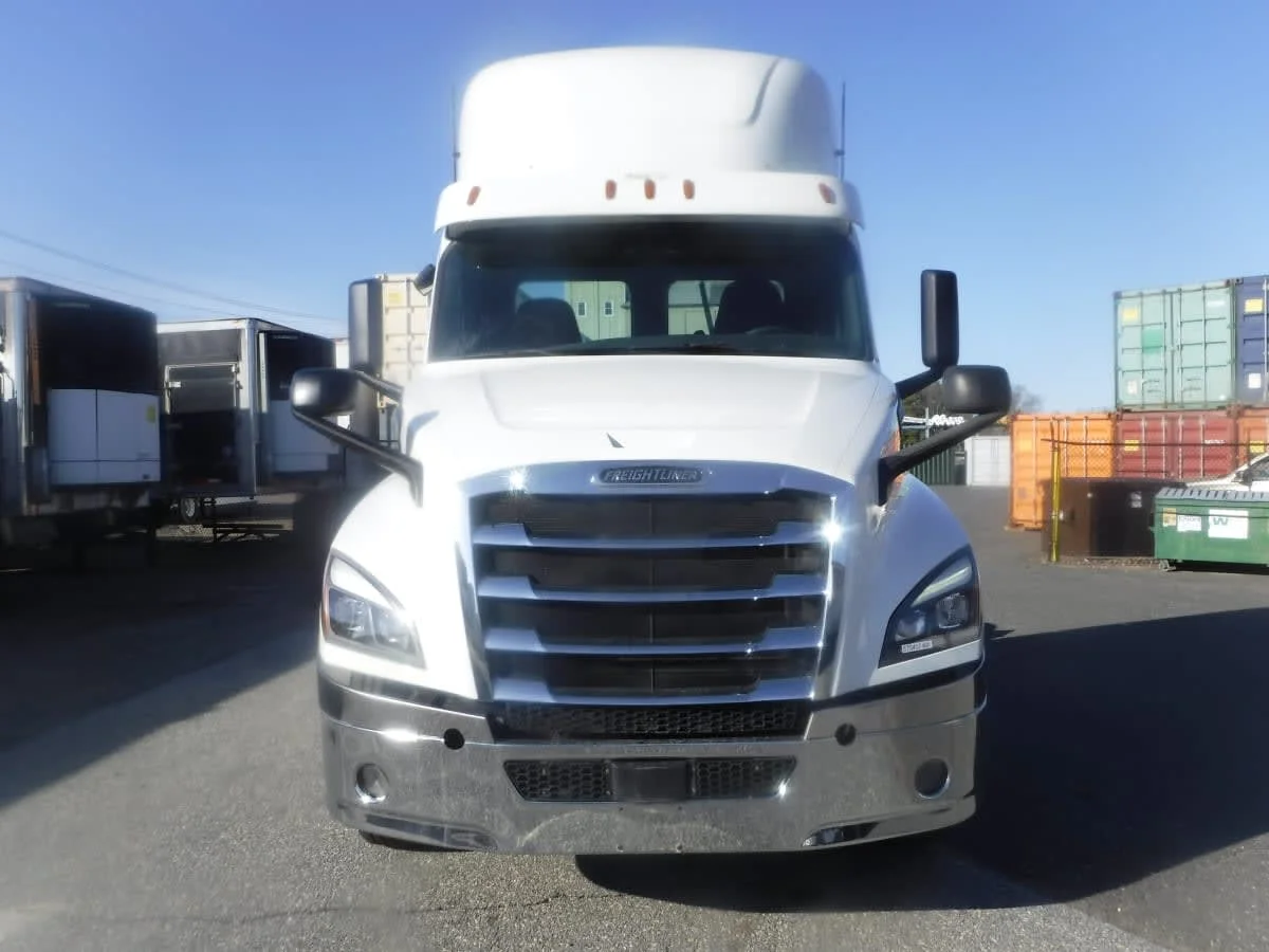 2019 Freightliner Cascadia in Springfield, MA — photo 2