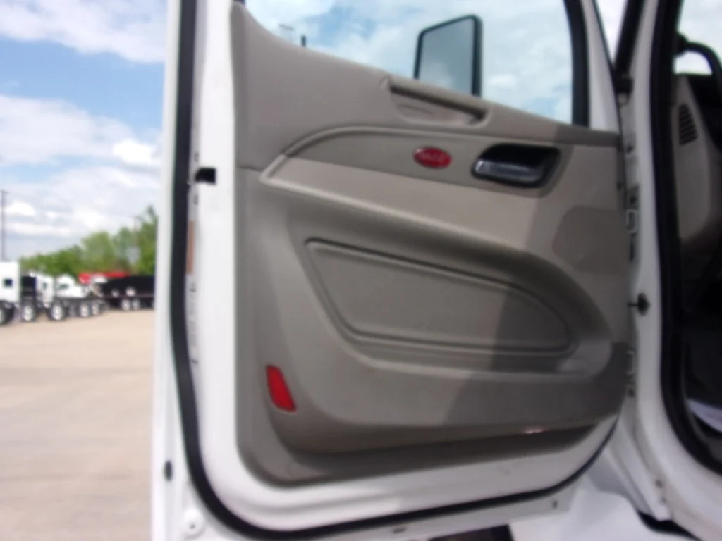 2020 Peterbilt 567 - image 11