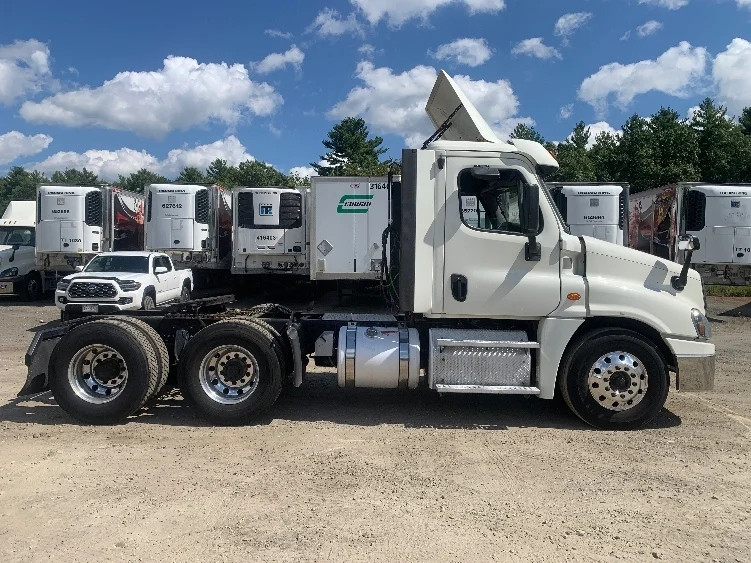2019 Freightliner Cascadia - image 8