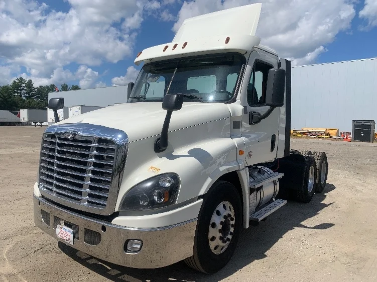 2019 Freightliner Cascadia - image 3