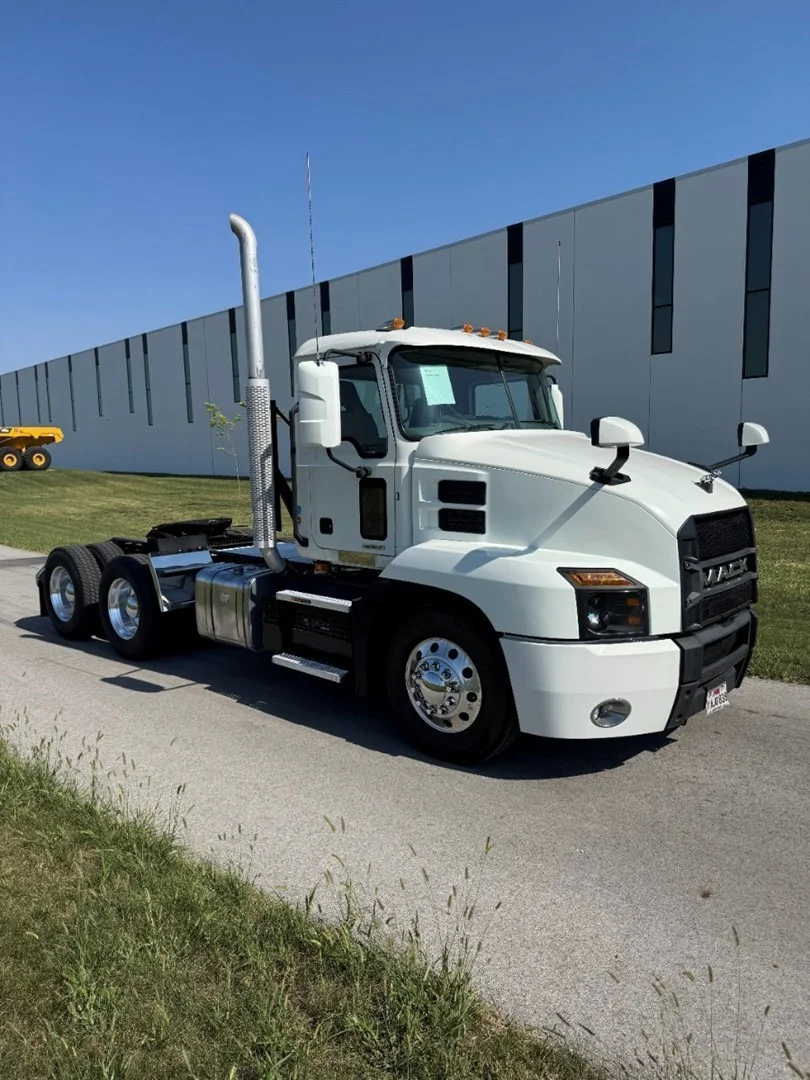 2022 MACK AN64T - USED TRUCKS DAY CAB - image 8