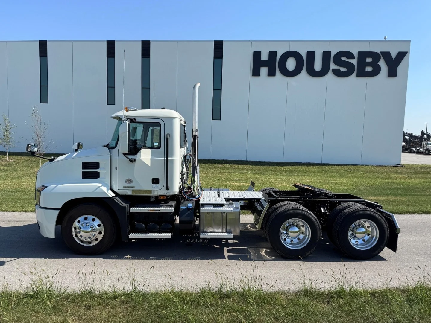 2022 MACK AN64T - USED TRUCKS DAY CAB - image 3