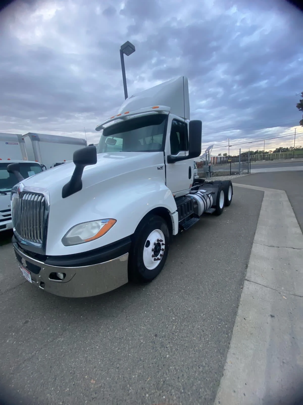 2018 International LT - image 3