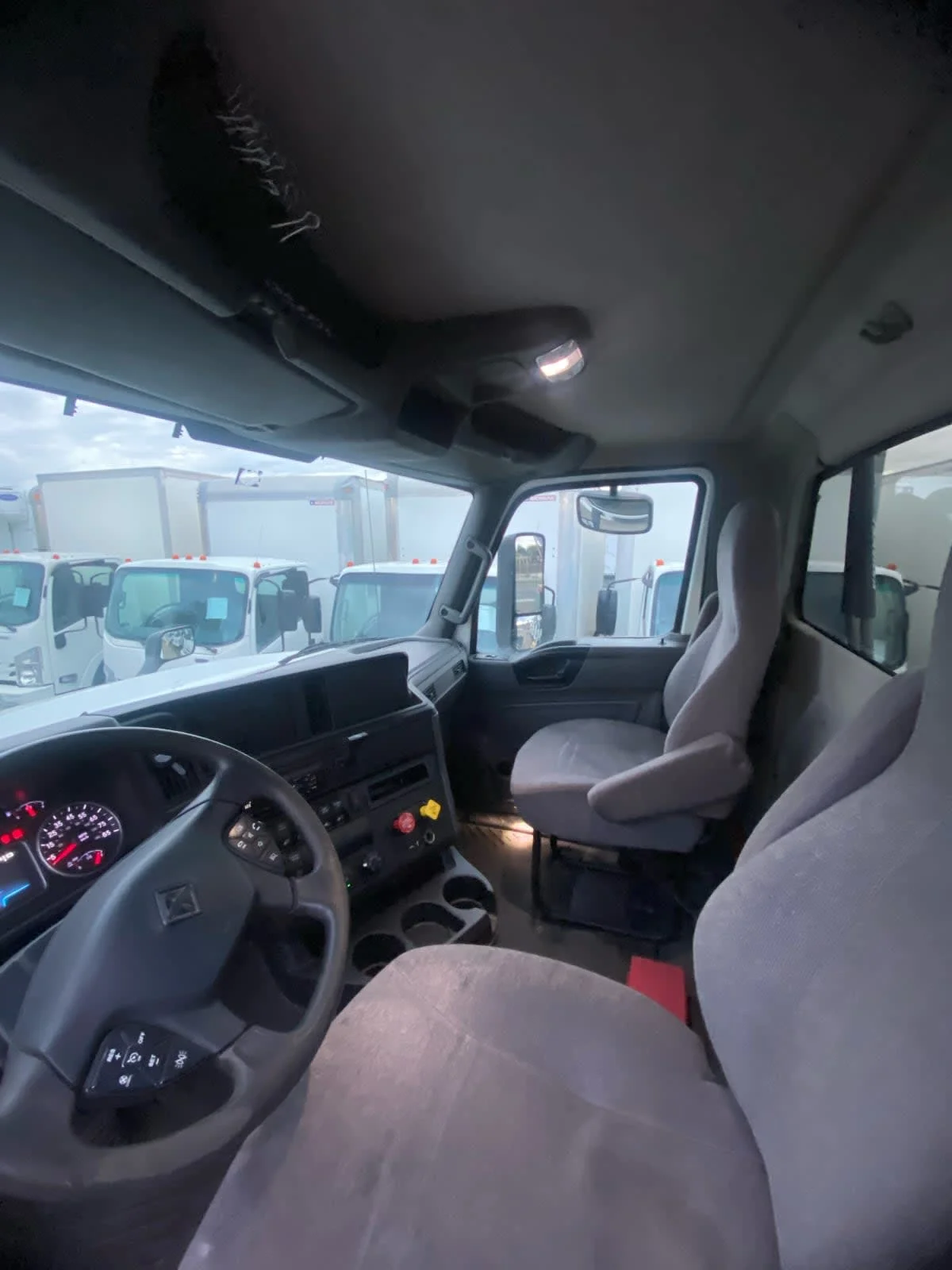 2018 International LT - image 7