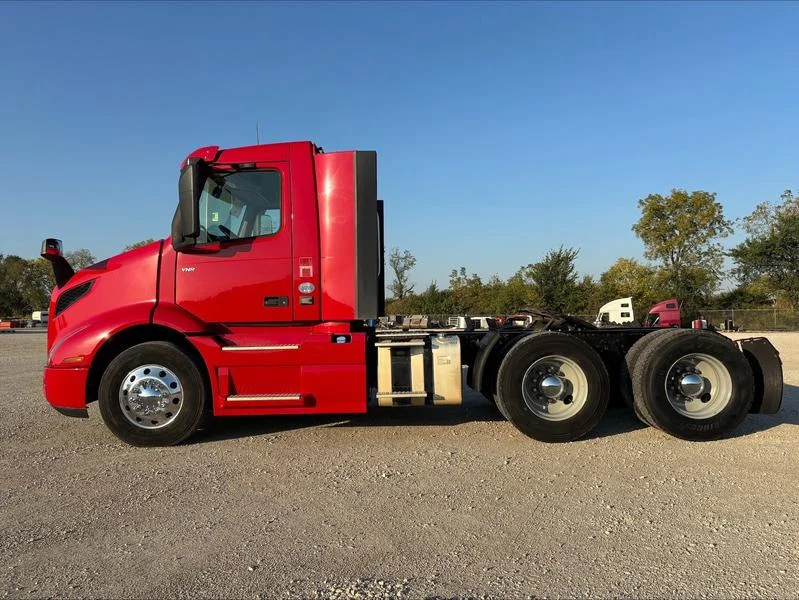 2020 Volvo VNR 640 in Waukee — photo 2